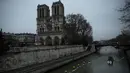 Peserta mendayung sambil berdiri selama mengikuti Nautic SUP Paris di sepanjang sungai Seine, Paris, Prancis, Minggu (3/12). Nautic SUP Paris merupakan lomba dayung sambil berdiri terbesar di dunia. (AFP PHOTO/CHRISTOPHE SIMON)