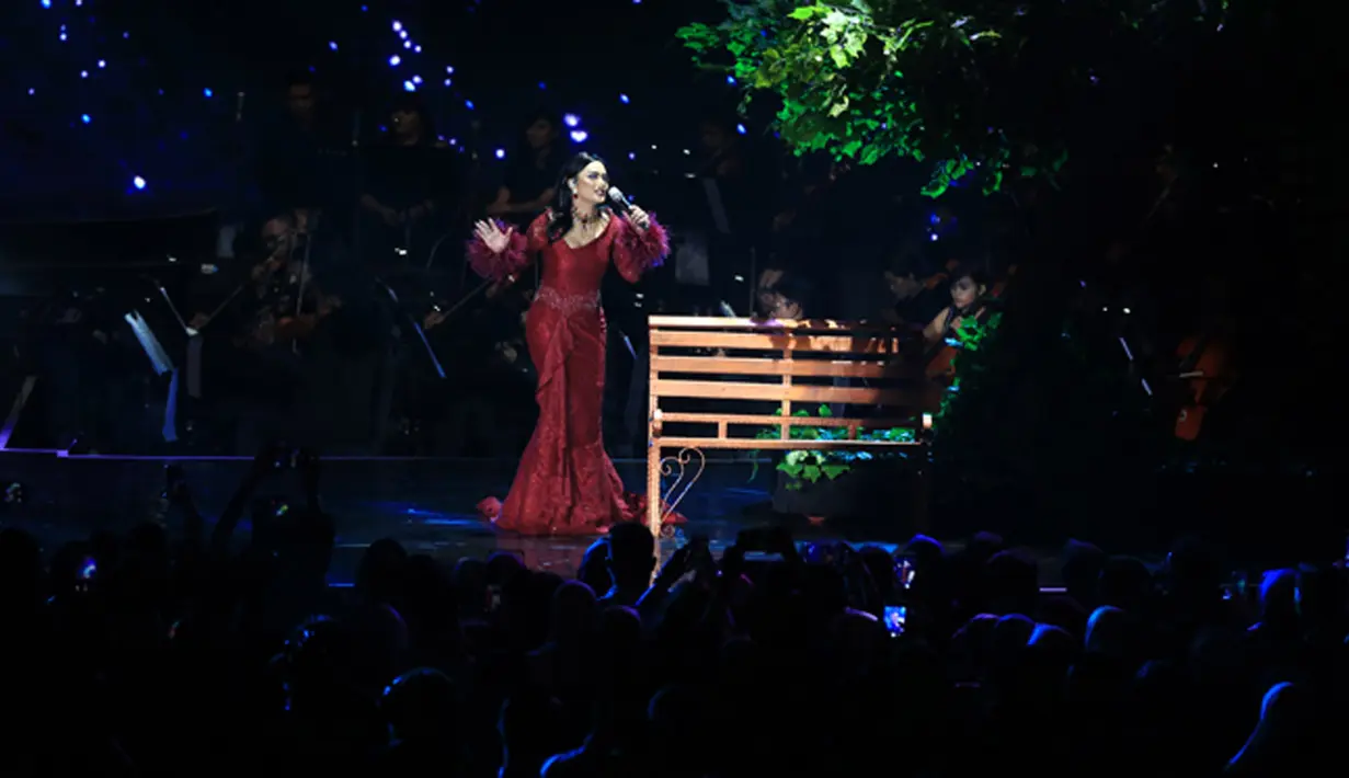 "Saya baru merasakan pertama kali di Indonesia, sebuah konser dengan kapasitas yang besar sehari sebelum film ditayangkan perdana. Bisa dirasakan kan animonya," ujar ibu empat orang anak itu. (Deki Prayoga/Bintang.com)