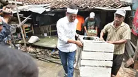 Dedi Mulyadi bersama warga merobohkan rumah seorang nenek di Bekasi