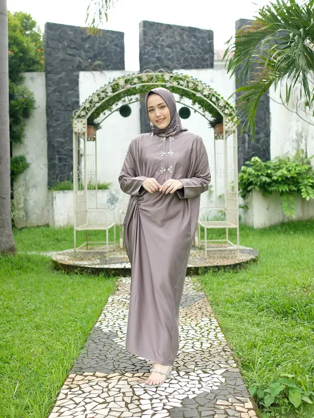 Jadi Inspirasi Lebaran, Ini 7 Gaya OOTD Adelia Pasha Saat Pakai Gamis