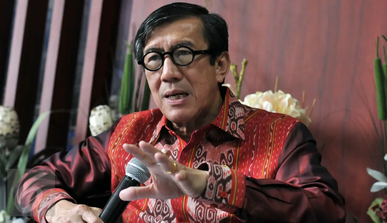 Menkumham Yasonna Laoly menjawab pertanyaan wartawan terkait surat pengaktifan kembali kepengurusan Golkar Munas Riau, Jakarta, Kamis (28/1/2016). SK Kepengurusan Partai Golkar Munas Riau diaktifkan untuk 6 bulan ke depan. (Liputan6.com/Johan Tallo)