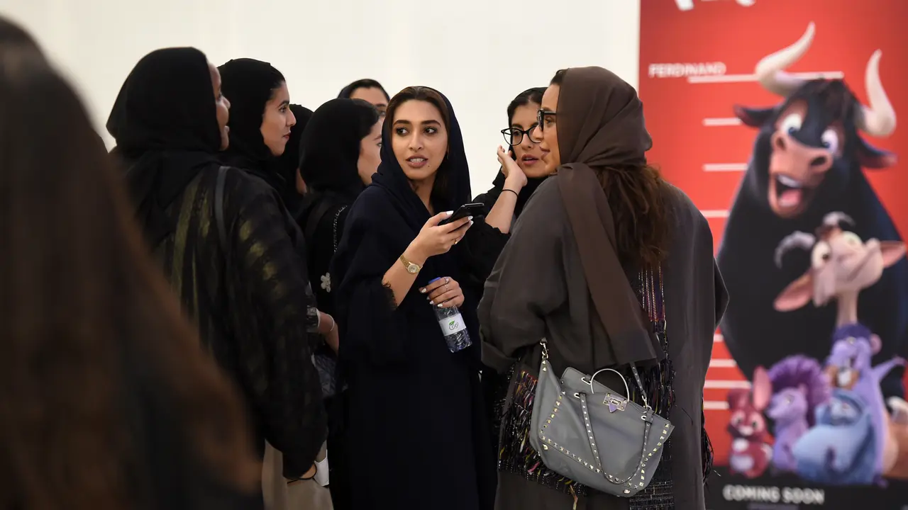 Gaya Wanita Arab Saudi Saat Nonton ke Bioskop