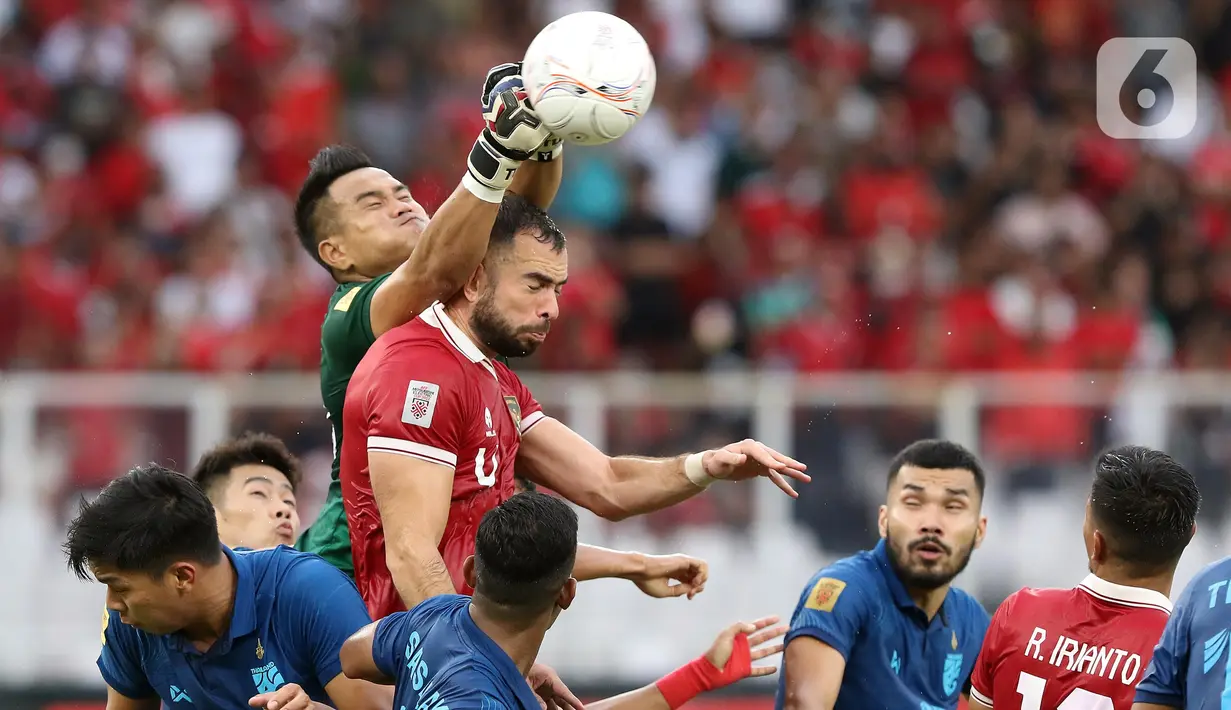 Pemain belakang timnas Indonesia, Jordi Amat Maas (tengah) berebut bola atas Kittipong Phoothawchuek (Thailand) pada lanjutan kualifikasi Grup A Piala AFF 2022 di Stadion Utama Gelora Bung Karno, Jakarta, Kamis (29/12/2022). Laga berakhir imbang 1-1. (Liputan6.com/Helmi Fithriansyah)