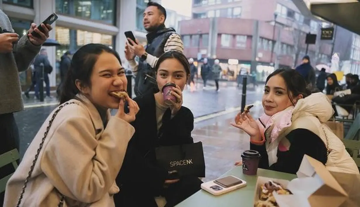<p>Dengan suasana London yang gloomy, Gigi dan Zize terlihat begitu menikmati momen. Mereka tampak begitu menikmati jajanan di cafe. [Foto: instagram.com/raffinagita1717]</p>