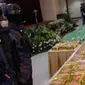 Petugas polisi berjaga dalam rilis penyelundupan 1 ton sabu di Polda Metro Jaya, Kamis (20/7). Polisi yang bekerja sama dengan BNN dan Bea Cukai berhasil menggagalkan penyelundupan sabu seberat 1 Ton asal Taiwan di Banten. (Liputan6.com/Faizal Fanani)