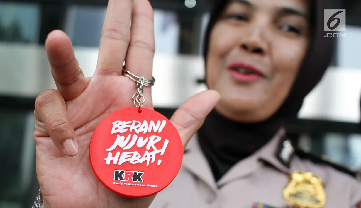 Polisi wanita (polwan) menunjukkan pin antikorupsi di depan Gedung KPK, Jakarta, Kamis (29/8/2019). Jelang HUT ke-71 Polwan RI, sejumlah polisi wanita menggelar pertemuan dengan Wakil Ketua KPK Irjen Pol (Purn) Basaria Panjaitan. (Merdeka.com/Dwi Narwoko)
