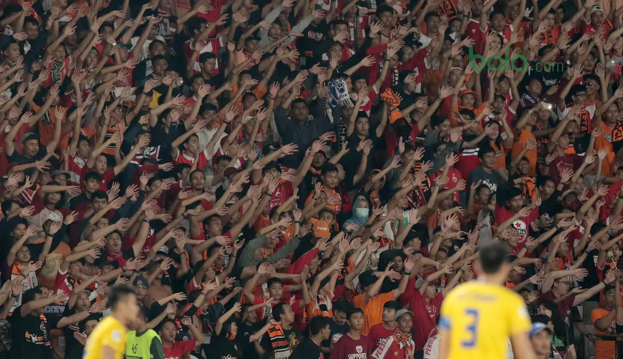 Aksi The Jakmania saat mendukung Persija Jakarta melawan Song Lam Nghe An FC pada laga Piala AFC 2018 di Stadion Utama GBK, Senayan, Jakarta, (13/3/2018). Persija Jakarta menang 1-0. (Bola.com/Nick Hanoatubun)