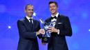 Robert Lewandowski. Striker Polandia ini meraih trofi pemain terbaik Eropa pada musim 2019/2020 usai membawa Bayern Munchen merebut 6 trofi dalam semusim. Ia menjadi kandidat kuat peraih Ballon d'Or 2020, yang sayangnya ditiadakan karena wabah pandemi COVID-19. (AFP/UEFA/Harold Cunningham)