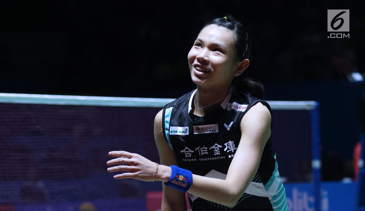 Tunggal putra China Taipei, Tai Tzu Ying tersenyum saat melawan pebulu tangkis Skotlandia, Kirsty Gilmour pada 8 besar Indonesia Open 2018 di Istora GBK, Jakarta, Jumat (6/7). Tai Tzu Ying menang 21-16, 21-11. (Liputan6.com/Helmi Fithriansyah)
