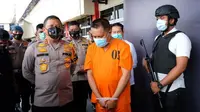 Kapolda Riau Irjen Agung Setya Imam Effendi berbincang dengan kurir sabu yang menyamar menjadi polisi. (Liputan6.com/M Syukur)