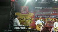 Menteri PUPR Basuki Hadimuljono dan Menteri Perhubungan Budi Karya Sumadi menunjukan kemahirannya bermain musik. (Achmad/Liputan6.com)