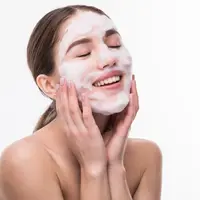 Sahabat Fimela, yuk perhatikan panduan lengkap memilih facial wash yang lembut dan aman untuk skin barrier! [Dok/freepik.com/diana.grytsku]