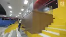 Pekerja menyelesaikan proyek renovasi gelanggang olahraga (GOR) Soemantri Brodjonegoro, Jakarta, Kamis (18/1). Renovasi ini bertujuan untuk menunjang kegiatan Asian Games 2018. (Liputan6.com/Arya Manggala)