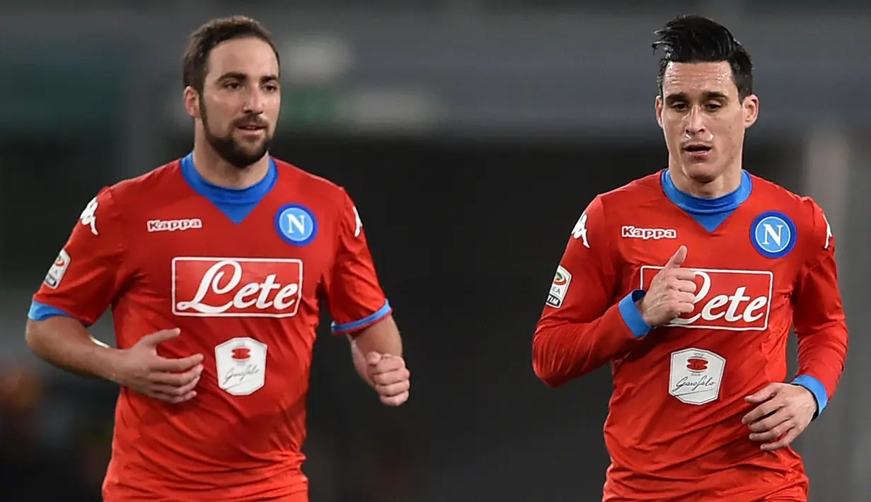  Gonzalo Higuain (kanan) merayakan gol berasama rekannya  Jose Maria Callejon saat Napoli bertemu Lazio pada lanjutan Serie A Liga Italia di Stadion Renzo Barbera, Palermo, Kamis (4/2/2016) dini hari WIB. (AFP/Alberto Pizzoli)