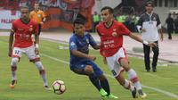 Bek Persija Jakarta, Rezaldi Hehanusa, berusaha melewati gelandang Persib Bandung, Dedi Kusanandar, pada laga Liga 1 Indonesia di Stadion Manahan, Solo, Jumat (3/11/2017). Persija menang 1-0 atas Persib. (Bola.com/Ronald Seger)