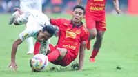Pemain Persija Jakarta, Rizky Ridho, menghentikan laju gelandang Persib Bandung, Beckham Putra, dalam lanjutan Liga 1 Indonesia 2024/2025 di Stadion Patriot Candrabhaga, Bekasi, pada Minggu (16/2/2025). (Bola.com/M Iqbal Ichsan)