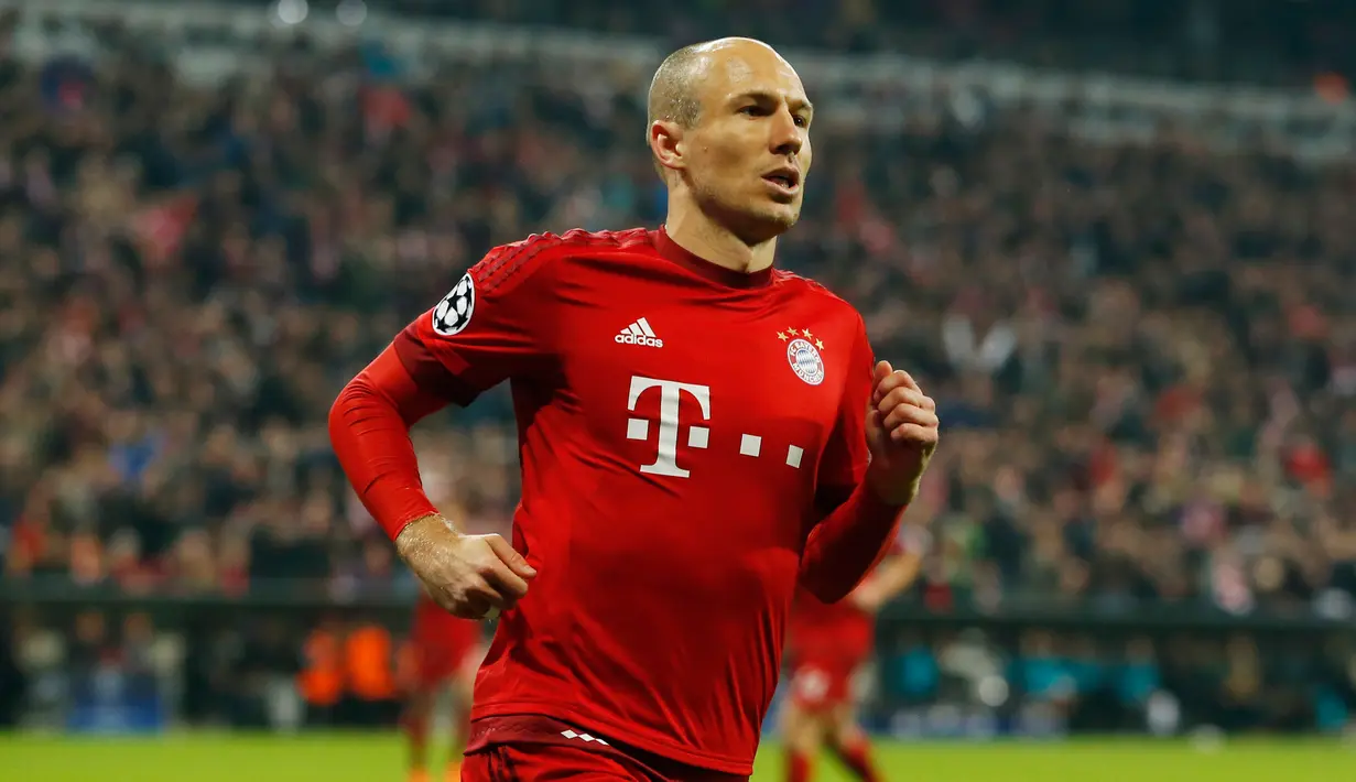 Gelandang Muenchen, Arjen Robben melakukan selebrasi usai mencetak gol kegawang Arsenal pada lanjutan Grup F liga champions di stadion Allianz Arena, Munich, Jerman (4/11). Muenchen menang atas Arsenal dengan skor 5-1. (Reuters/John Sibley) 