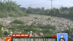 Tak hanya mencemari udara, hamparan sampah di Kali Pisang Batu itu kini sudah mencemari sumur-sumur warga.