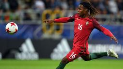 Renato Sanches tak dipanggil ke Timnas Portugal di Kualifikasi Piala Dunia 2022 lantaran baru sembuh dari cedera meniskus. Fernando Santos tentu tak akan mengambil resiko untuk membawanya. Posisinya akan digantikan oleh pemain senior lain, seperti Joao Mario dan Matheus Nunes. (AFP/Maciej Gillert)