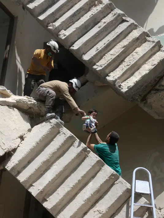 Relawan berusaha menolong bayi  akibat bangunan runtuh setelah serangan udara di kota Suriah bagian utara, Aleppo, Kamis (28/4). Meskipun PBB menetapkan gencatan senjata Februari lalu, jumlah korban tewas terus bertambah. (AFP PHOTO / Ameer ALHALBI)