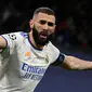 Karim Benzema menjadi salah satu aktor utama di balik kesuksesan Real Madrid pada musim ini usai berhasil meraih trofi Liga Champions dan gelar juara Liga Spanyol. Dipercaya tampil sebanyak 46 kali di semua kompetisi, ia mampu melesatkan 44 gol dan 15 assist untuk Los Blancos. Perannya nyaris tak tergantikan di lini depan skuat asuhan Carlo Ancelotti. Bahkan, Benzema diprediksi akan menjadi kandidat kuat peraih Ballon d'Or tahun ini. (AFP/Pierre-Philippe Marcou)