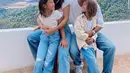 Untuk gaya kasual, kombinasi kaos putih dan celana jeans juga bisa jadi inspirasi busana keluarga yang simpel tapi stylish. (Instagram/jenniferbachdim).