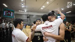 Pemain timnas basket putra Indonesia menangis setelah mengalahkan Thailand pada semifinal SEA Games 2017 di MABA Stadium, Jumat (25/8). Tim basket putra Indonesia memastikan satu tempat di partai final SEA Games 2017. (Liputan6.com/Faizal Fanani)