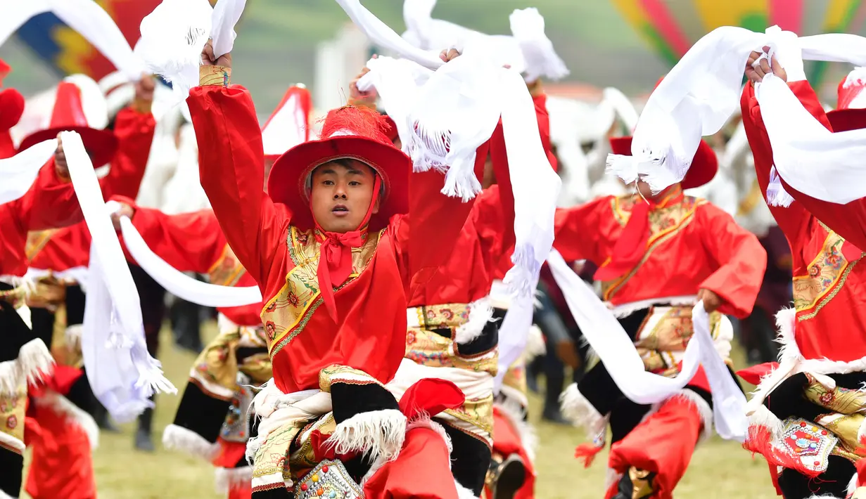 Para seniman menampilkan tarian dalam upacara pembukaan Festival Pariwisata Shambhala ke-20 di Prefektur Otonom Etnis Tibet Gannan, Provinsi Gansu, China, 31 Agustus 2020. Festival Pariwisata Shambhala ke-20 dimulai di Padang Rumput Dangzhou pada Senin (31/8). (Xinhua/Chen Bin)