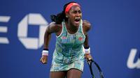 Selebrasi petenis berusia 15 tahun Coco Gauff usai mengalahkan Timea Babos dalam putaran kedua turnamen tenis AS Terbuka di New York, AS, Kamis (29/8/2019). Coco Gauff akan menghadapi petenis unggulan nomor satu pada ajang AS Terbuka, Naomi Osaka. (AP Photo/Charles Krupa)