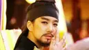 Jung Ryeo Won selalu tampil cantik di berbagai kesempatan. Walaupun demikian ia pernah berdandan seperti cowok, lengkap dengan kumis dan jenggot. (Foto: koreaboo.com)