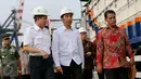 Presiden Jokowi  didampingi Menteri Pertanian Amran Sulaiman (kanan) dan Menteri Perhubungan Ignasius Jonan menyambut Kapal Pengangkut Ternak KM Camara Nusantara I bersandar di Pelabuhan Tanjung Priok, Jakarta, (11/12). (Liputan6.com/Faizal Fanani)