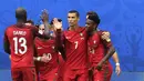 Para pemain Portugal merayakan gol yang dicetak Cristiano Ronaldo ke gawang Selandia Baru pada laga penyisihan grup Piala Konfederasi di Stadion St Petersburg, Rusia, Sabtu (24/6/2017). (EPA/Georgi Licovski)