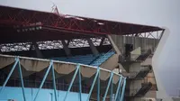 Markas Celta Vigo, Stadion Balaidos, mengalami kerusakan akibat angin kencang yang terjadi dalam beberapa hari terakhir. Foto ini diambil pada Sabtu (4/2/2017). (AFP/Miguel Riopa)