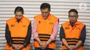 Untuk diketahui, proyek RSUD Koltim merupakan bagian dari program nasional Kemenkes yang mengalokasikan anggaran Rp 4,5 triliun pada 2025 untuk peningkatan kualitas 32 RSUD di berbagai daerah. Tampak dalam foto, tiga tersangka baru terkait kasus dugaan tindak pidana korupsi pembangunan Rumah Sakit Umum Daerah (RSUD) Kolaka Timur (Koltim) di antaranya Hendrik Permana, ketua Tim Kerja Sarana Prasarana Alat Labkesmas Kemenkes; Aswin Griksa Fitranto, Direktur Utama PT Griksa Cipta; dan Yasin, pegawai Bappenda Provinsi Sulawesi Tenggara yang dikenal sebagai orang kepercayaan Bupati Koltim Abdul Azis (berompi dari kiri ke kanan) dihadirkan dalam rilis penahanan di gedung Merah Putih Komisi Pemberantasan Korupsi (KPK), Jakarta, Senin (24/11/2025). (Liputan6.com/Helmi Fithriansyah)
