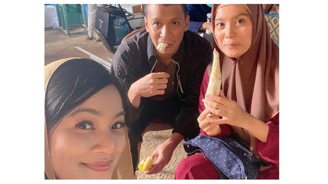 Syuting Makmum 2, Ini 7 Potret Titi Kamal saat Pakai Kerudung