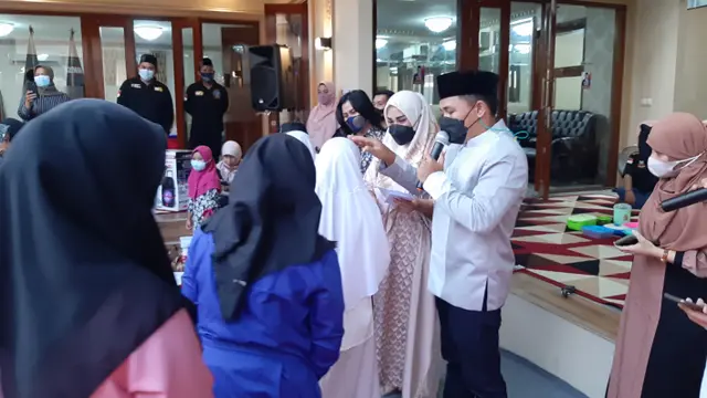 Adi Kurnia Setiadi bersama istrinya, Melinda Cinta Satu Malam (ist)