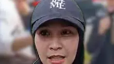 Artis Zaskia Adya Mecca ikut turun aksi di kawasan Bundaran HI, Menteng, Jakarta Pusat pada Jumat (12/6). Zaskia hadir bersma Koalisi Ibu Indonesia untuk membagikan makanan serta minuman untuk peserta demo.

Tidak hanya memberikan makanan dan minuman, Zaskia membawa 3 mobil ambulance dan peugas m...