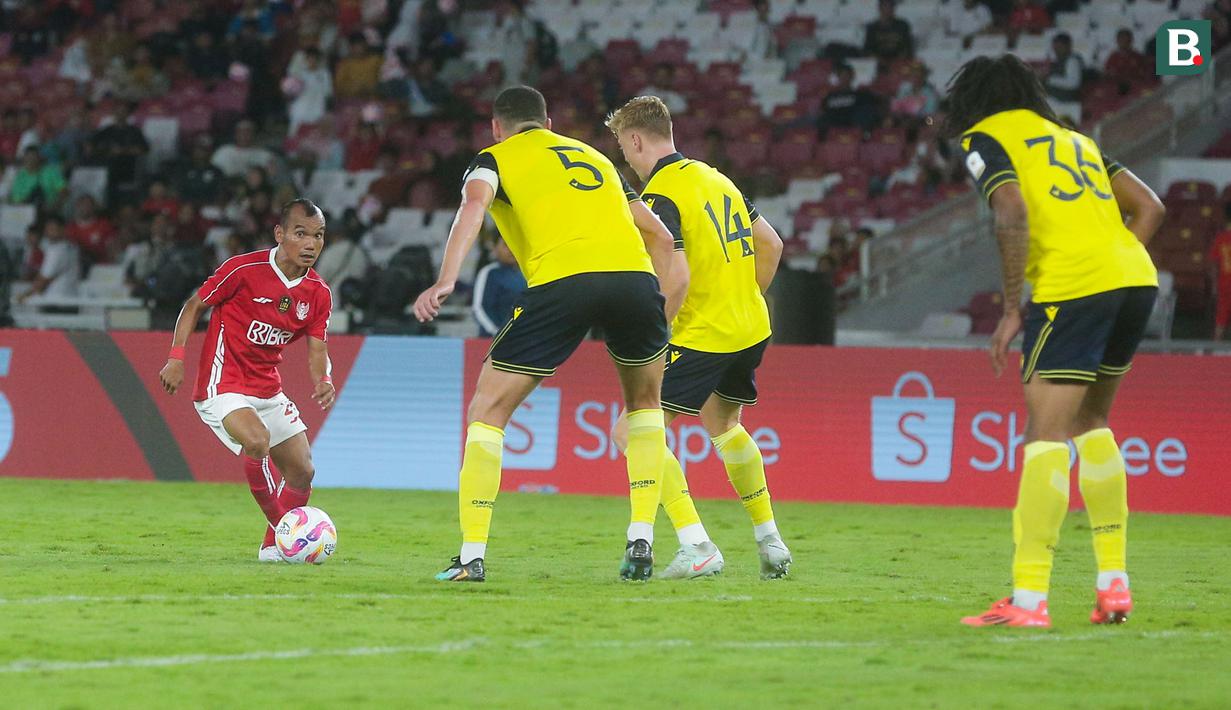 Sementara itu, Liga Indonesia All Star yang diperkuat para pemain di Liga 1 memberi perlawanan sengit dengan mencetak tiga gol, masing-masing lewat aksi Riko Simanjuntak, Rizky Dwi Febrianto, dan Eksel Runtukahu. (Bola.com/M Iqbal Ichsan)