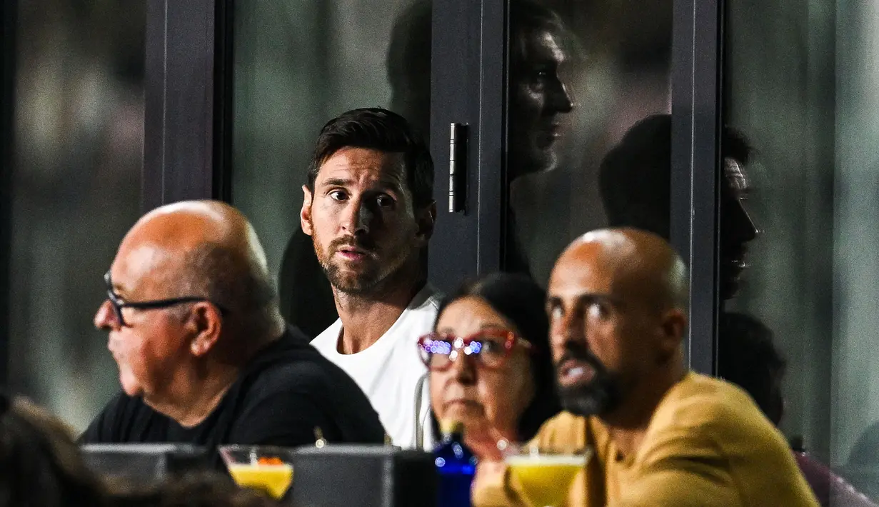Sayangnya, Javier Mascherano kembali mengonfirmasi bahwa sang bintang tidak sepenuhnya bugar usai laga tersebut. Messi pun kembali menepi dari lapangan pertandingan. (AFP/Chandan Khanna)