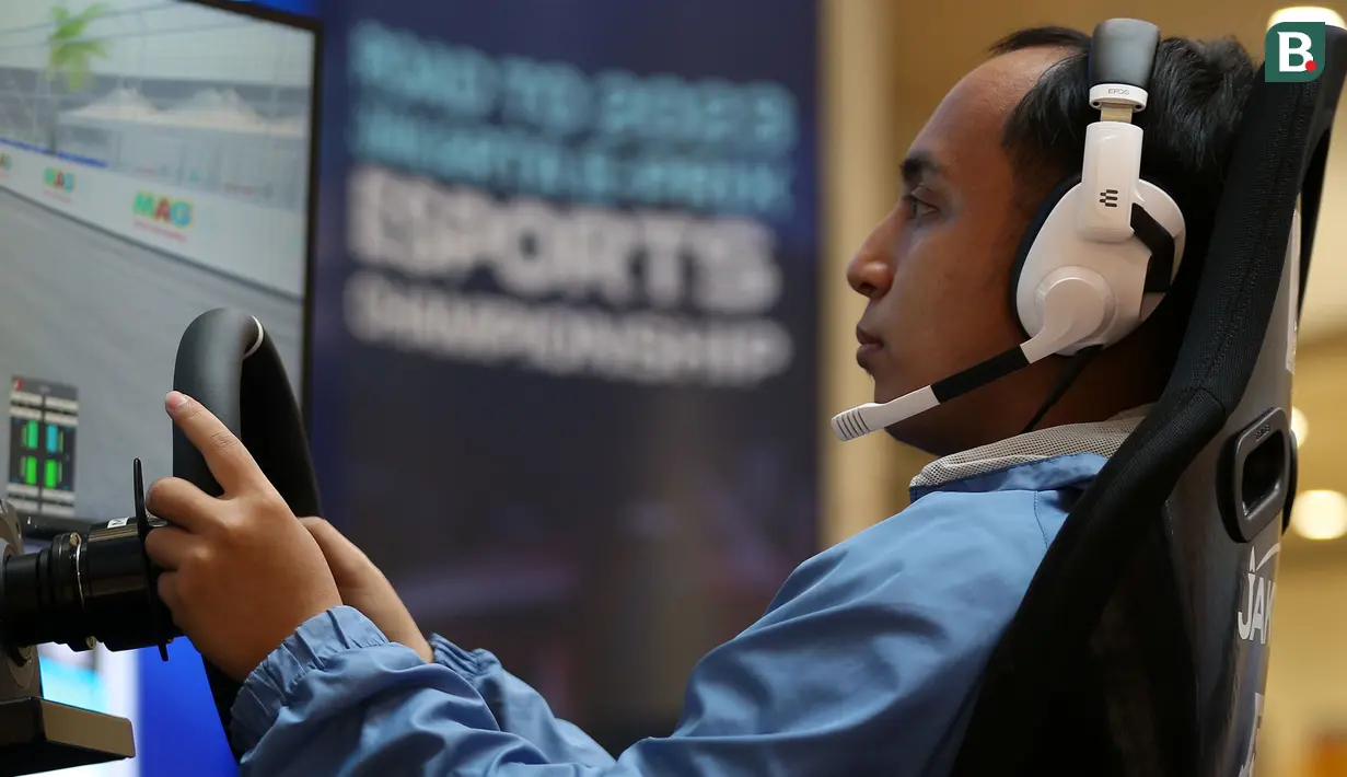 Seorang pebalap simulator berkompetisi saat Jakarta E-Prix ESports Championship 2023 yang berlangsung di Mal Artha Gading, Kelapa Gading, Jakarta Utara, Sabtu (20/05/2023).  40 pebalap simulator berpartisipasi untuk memperebutkan kejuaraan merupakan rangkaian dari Road to Jakarta E-Prix 2023. (Bola.com/Bagaskara Lazuardi)