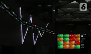 Layar yang menampilkan informasi pergerakan saham di gedung Bursa Efek Indonesia, Jakarta, Senin (8/6/2020).  Indeks Harga Saham Gabungan (IHSG) menguat 1,34% ke level 5.014,08 pada pembukaan perdagangan sesi I, Senin (8/6). (Liputan6.com/Angga Yuniar)