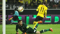 Marco Reus mencetak dua gol saat Borussia Dortmund mengalahkan Tottenham Hotspurs pada leg pertama 16 besar liga Europa,  Jumat (11/3/2016) dini hari WIB. (AFP / dpa / Ina Fassbender / Germany OUT)