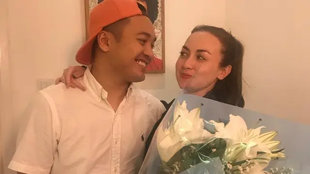 Sudah 9 Tahun Menikah, Ini 6 Potret Romantis Rianti Cartwright dan Suami
