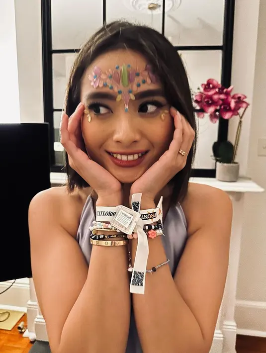 Serta dipermanis dengan face gems yang membuat penampilannya semakin menarik perhatian di momen itu. [@septriasaacha]