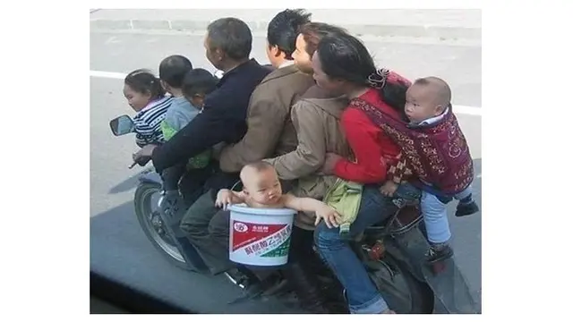Potret Pengendara Motor Bawa Muatan Banyak Ini Bikin Geleng Geleng