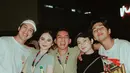 Couple baru yang tengah menarik perhatian, El Rumi dan Syifa Hadju yang hadir bergaya kasual kenakan celana warna khaki senada. [@elsyifa.fanspage_/@harrisvriza].