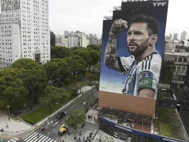Mural baru pemain sepak bola Lionel Messi terpampang di pusat kota Buenos Aires, satu tahun setelah timnas Argentina menjuarai turnamen Piala Dunia, Senin (18/12/2023). (AP Photo/Gustavo Garello)