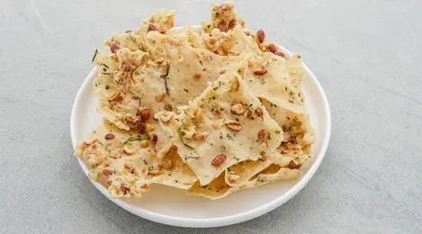 Keripik kacang renyah dengan warna keemasan, cocok untuk camilan santai atau pelengkap hidangan utama