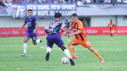Pemain Borneo FC, Mariano Peralta, berusaha melewati pemain Persita Tangerang, Ryuji Utomo, pada laga pekan ke-24 BRI Liga 1 2024-2025 di Stadion Indomilk Arena, Tangerang, Sabtu (22/2/2025). (Bola.com/M Iqbal Ichsan)