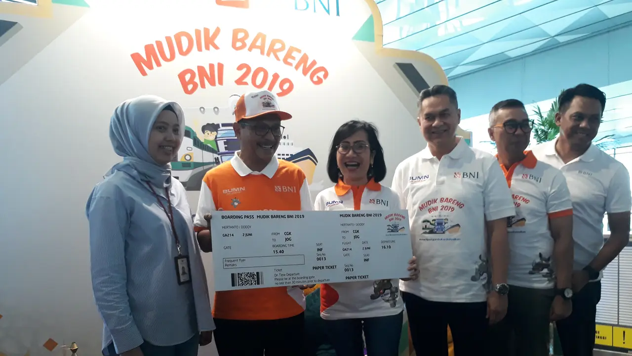 Direktur Bisnis Konsumer BNI Tambok P Setyawati (kedua kanan) menyerahkan mock-up tiket pesawat Garuda Indonesia kepada perwakilan pemudik pesawat Doddy Hertanto (kedua kiri) di Bandara Internasional Soekarno Hatta, Tangerang, Banten, Minggu (2 Juni 2019)